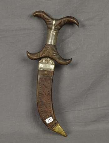 Ancien couteau de guerrier. Bois, cuir, métal. Le 