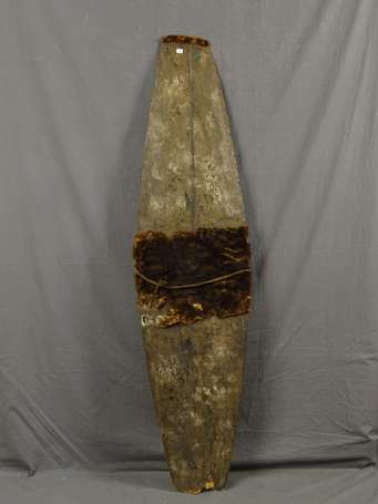 Ancien et grand bouclier de combat en bois mi-dur,
