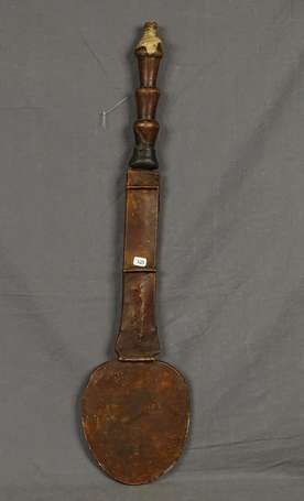 Ancienne épée courte en bois métal et cuir. La 