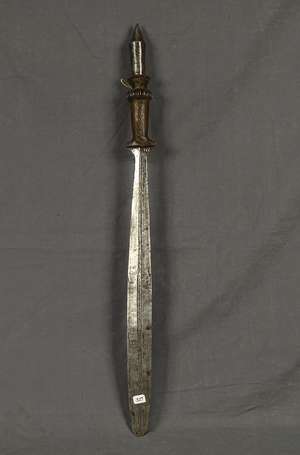 Ancienne épée courte en métal et cuir dont la lame
