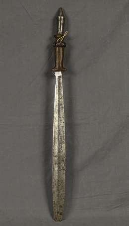 Ancienne épée courte en métal et cuir dont la lame