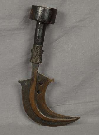 Ancien couteau faucille 'Trumbash' en métal bois 