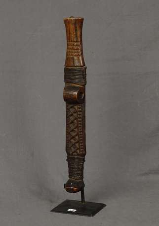 Ancien couteau de guerrier en bois, cuir, métal. 