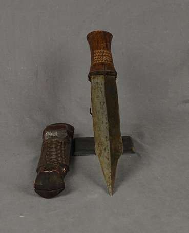 Ancien couteau de guerrier en bois, cuir, métal. 