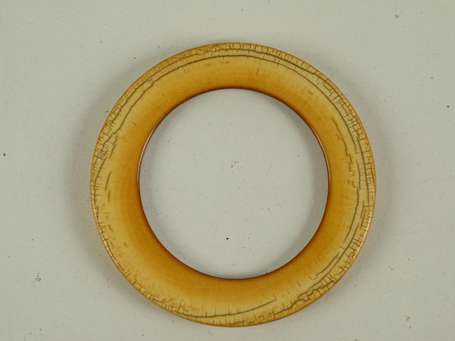 Grand et ancien anneau de bras en ivoire à patine 