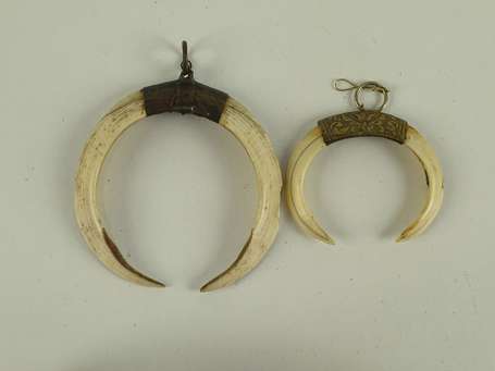 Deux anciens pendentifs en dents de phacochère 