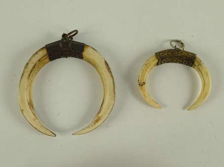Deux anciens pendentifs en dents de phacochère 