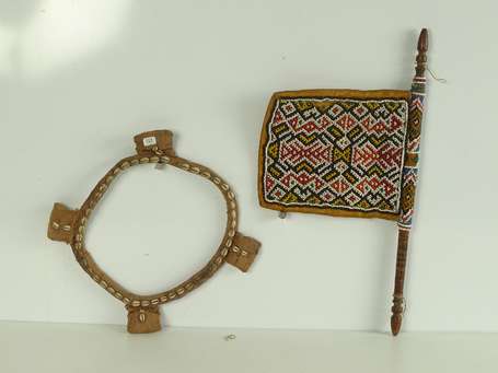 Ancien chasse-mouche de chef en bois et perles, 