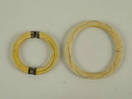 Deux anciens bracelets en ivoire dont un articulé 
