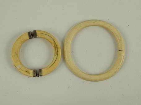 Deux anciens bracelets en ivoire dont un articulé 