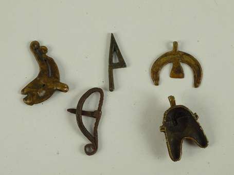 Quatre anciens pendentifs et un poids à peser 