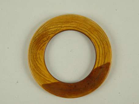 Grand et ancien anneau de bras en ivoire à 