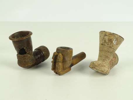 Trois anciens fourneaux de pipe dont un Dogon, 