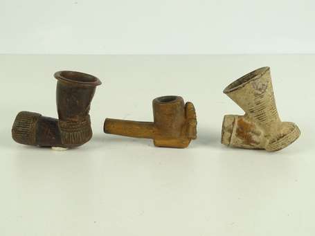 Trois anciens fourneaux de pipe dont un Dogon, 