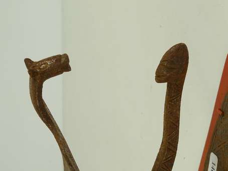Ancienne appui-nuque en métal décoré d'une tête 