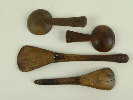 Deux anciennes spatules en bois dur, et deux 