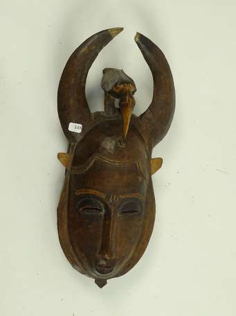 Ancien masque de danse en bois dur bicolore décoré