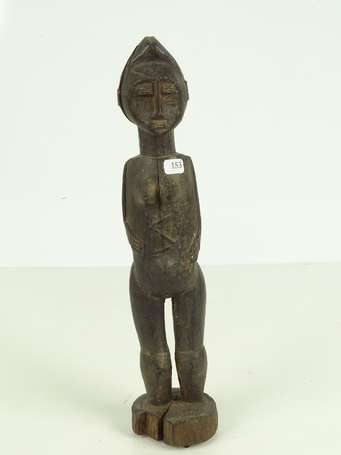 Ancienne statuette votive en bois dur noirci, elle