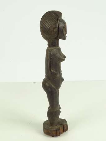 Ancienne statuette votive en bois dur noirci, elle