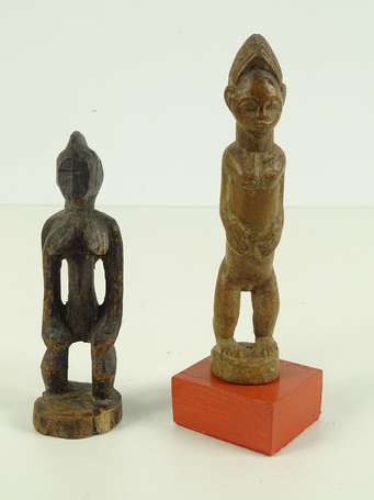 Deux anciennes statuettes votives en bois dur. 