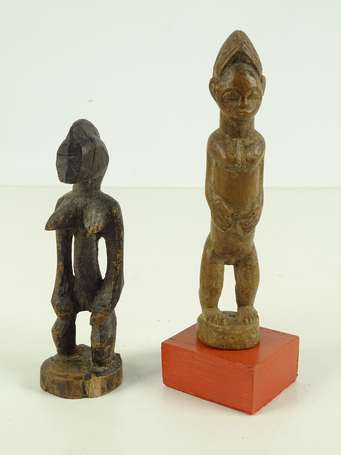 Deux anciennes statuettes votives en bois dur. 