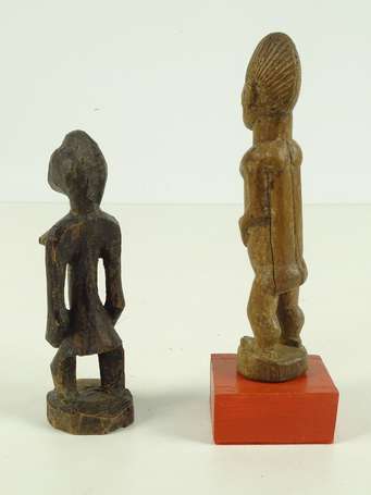 Deux anciennes statuettes votives en bois dur. 