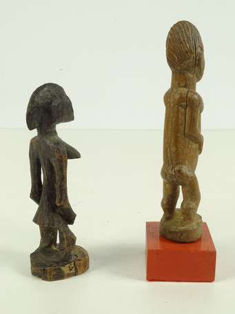 Deux anciennes statuettes votives en bois dur. 