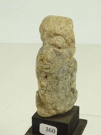 Très vieille statuette en pierre anthropomorphe 