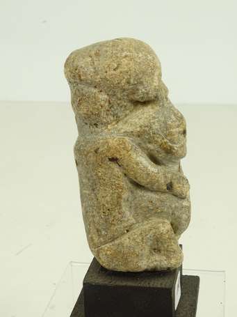 Très vieille statuette en pierre anthropomorphe 
