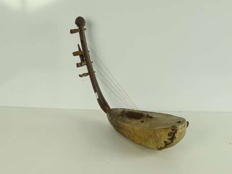 Ancienne petite harpe traditionnelle dont la 
