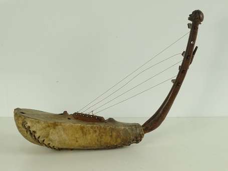 Ancienne petite harpe traditionnelle dont la 