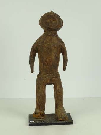 Très ancienne statuette en bois dur avec traces de