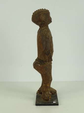Très ancienne statuette en bois dur avec traces de