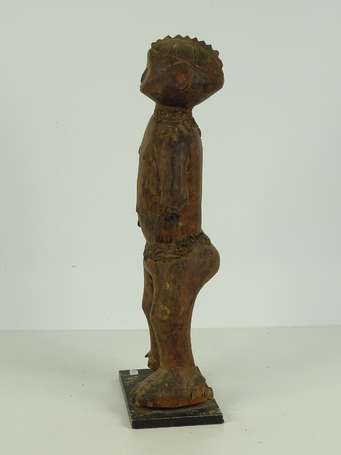 Très ancienne statuette en bois dur avec traces de