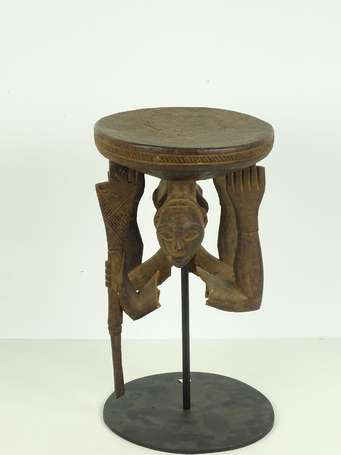 Très ancien tabouret de chefferie décoré de deux 