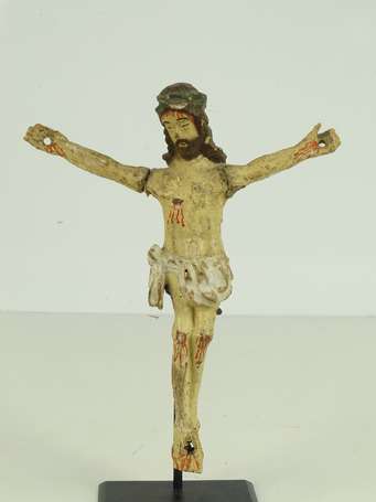 Ancien petit Christ en bois polychrome. Malgré les