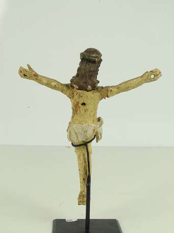 Ancien petit Christ en bois polychrome. Malgré les