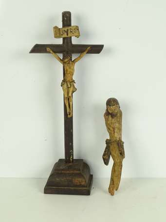 Deux anciens Christs en bois polychrome, dont un 