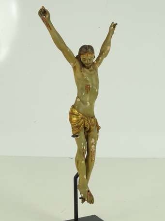 Grand Christ populaire en bois polychrome. Bon 