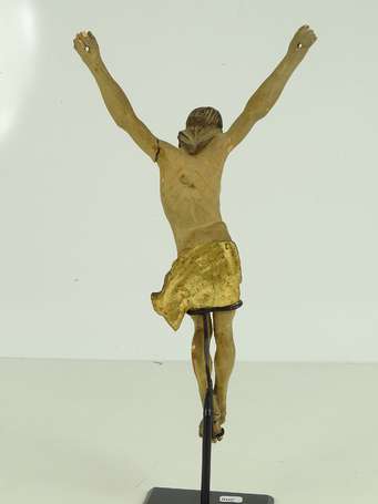 Grand Christ populaire en bois polychrome. Bon 