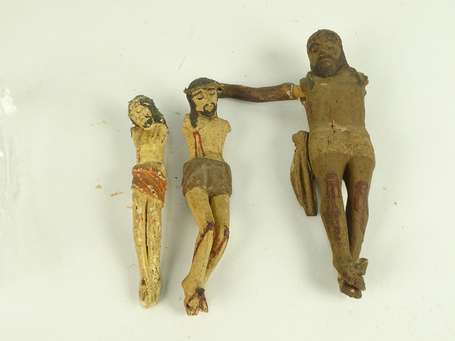 Trois Christs populaires en bois polychrome 