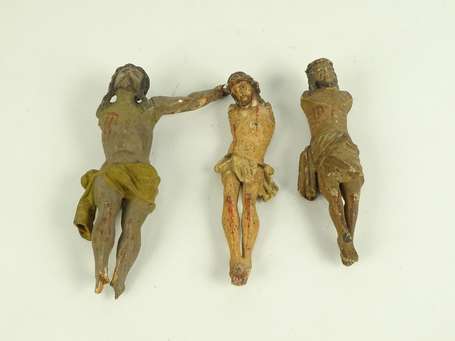 Trois Christs populaires en bois polychrome. 
