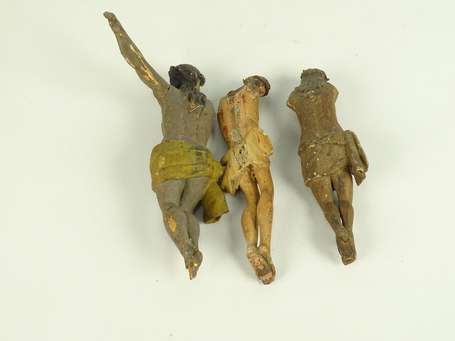 Trois Christs populaires en bois polychrome. 