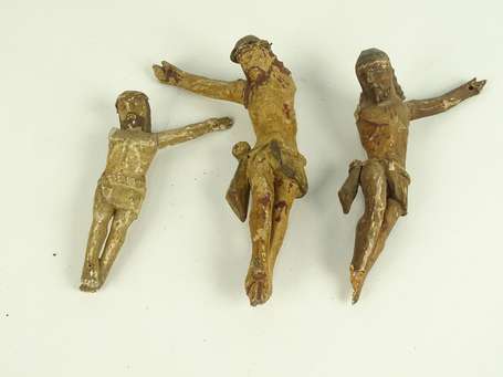 Trois Christs populaires en bois polychrome dont 