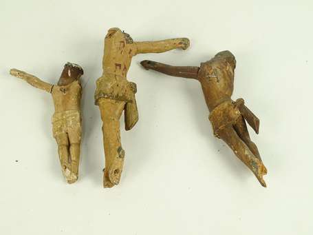 Trois Christs populaires en bois polychrome dont 