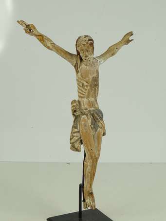 Ancien Christ populaire en bois polychrome. Petits