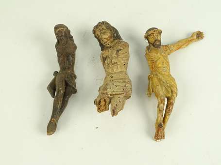 Trois Christs populaires en bois polychrome 