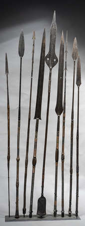 Panoplie de neufs anciennes lances du Congo belge,