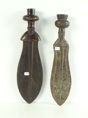 Deux anciens couteaux traditionnels, bois et métal