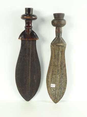 Deux anciens couteaux traditionnels, bois et métal